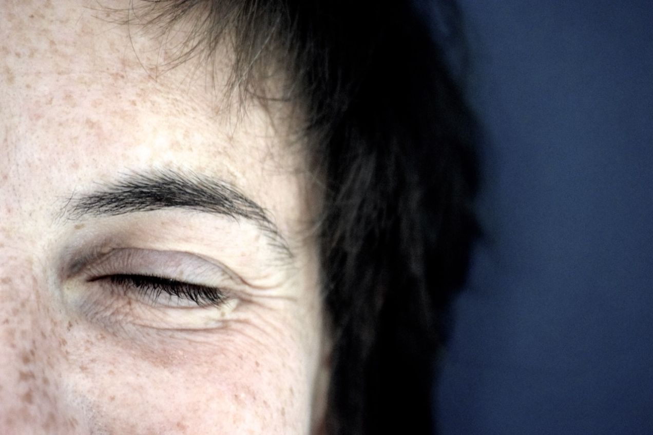 Les yeux ferm&eacute;s